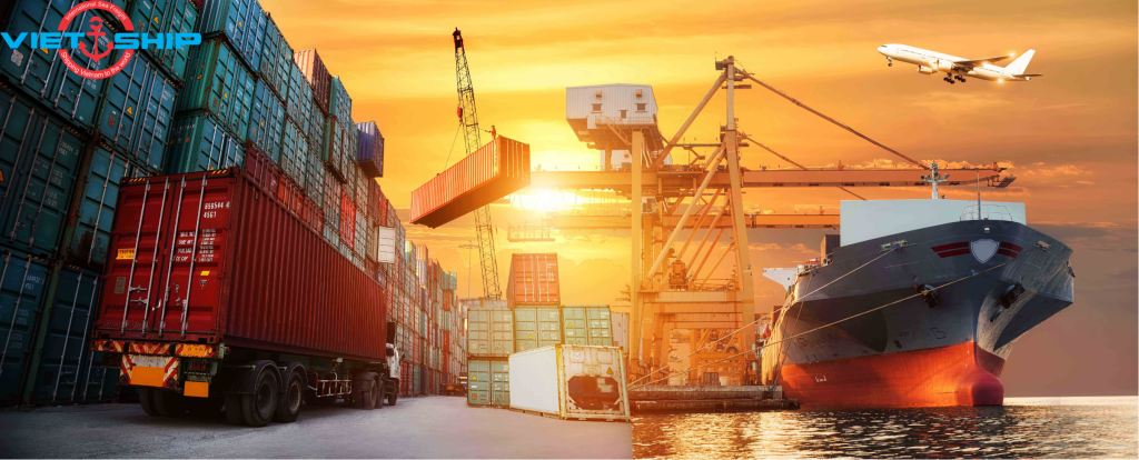 Vận tải hàng hoá đường biển quốc tế Vận tải đường biển quốc tế hiện nay là một loại hình vận chuyển quan trọng đối với ngành xuất nhập khẩu. Thông qua các chuyến luân chuyển hàng hóa đến thị trường nước ngoài, doanh nghiệp có thể mở rộng mối quan hệ giao thương với các nước, đồng thời tăng tốc độ sản xuất và lưu thông hàng hóa để tăng doanh thu đáng kể. Để nắm rõ dịch vụ vận chuyển hàng hóa quốc tế bằng đường biển có ưu nhược điểm, thời gian và cước phí vận tải như thế nào, Vietship mời quý doanh nghiệp tiếp tục đọc qua bài viết dưới đây. 1. Vận chuyển hàng quốc tế đường biển là gì? Vận tải đường biển quốc tế là dịch vụ sử dụng tàu, thuyền và hệ thống cơ sở hạ tầng đường biển (cảng biển, cảng trung chuyển) để chuyên chở hàng hóa đến quốc gia, khu vực hoặc vùng lãnh thổ trên khắp thế giới. Đây cũng là loại hình vận tải then chốt, giữ vai trò quan trọng trong giao thương quốc tế hiện nay, giúp doanh nghiệp mở rộng thị trường buôn bán đến toàn cầu, từ đó thúc đẩy sự phát triển mạnh mẽ cho nền kinh tế xã hội - đất nước. 2. Ưu và nhược điểm khi vận chuyển hàng bằng đường biển Dịch vụ vận chuyển hàng hóa quốc tế bằng đường biển có ưu điểm và nhược điểm như sau: 2.1. Về ưu điểm Vận tải đường biển quốc tế đem lại nhiều lợi ích cho doanh nghiệp, bao gồm: Chi phí vận chuyển thấp, không phát sinh khoản phụ phí khác nên tối đa hóa lợi nhuận cho doanh nghiệp. Vận tải biển quốc tế chuyên chở được đa dạng hàng hóa, nhất là mặt hàng có tải trọng lớn, cồng kềnh, hàng siêu trường - siêu trọng. Tuyến đường trên biển rộng rãi, thông thoáng, ít xảy ra va chạm, từ đó đảm bảo an toàn cho hàng hóa. Giảm rủi ro hư hại và thất lạc hàng hóa do vận chuyển đường biển quốc tế sử dụng các loại container chuyên dụng, chắc chắn để bảo quản. Góp phần phát triển kinh tế biển, mở rộng giao thương kinh tế với các nước trên thế giới. 2.2. Về nhược điểm Dịch vụ vận chuyển hàng hóa bằng đường biển quốc tế có một số nhược điểm là: Thời gian vận chuyển đường biển chậm nên không phù hợp với doanh nghiệp có nhu cầu gửi hàng nhanh chóng, cấp tốc. Vận tải đường biển quốc tế còn phụ thuộc vào điều kiện tự nhiên, thời tiết. Vận tải hàng hóa đường biển quốc tế không thể giao đến tận nơi trên đất liền mà cần phải kết hợp với phương tiện vận tải khác, chẳng hạn như xe tải. Dịch vụ vận chuyển đường biển quốc tế cũng không phù hợp với hàng hóa nhanh hư hỏng, có chất lượng suy giảm theo thời gian. 3. Các loại hình vận tải hàng hóa quốc tế bằng đường biển Hiện nay, dịch vụ vận chuyển hàng quốc tế bằng đường biển bao gồm 2 hình thức chính, đó là: FCL (Full Container Load) là dịch vụ vận chuyển hàng nguyên container, phù hợp với doanh nghiệp xuất khẩu hàng hóa thường xuyên và có thể tích lô hàng trên 15 mét khối. Bên cạnh đó, hình thức FCL còn sử dụng container vận tải có kích thước 20ft hoặc 40ft để đóng hàng nhiều hơn. LCL (Less Than Container Load) là dịch vụ vận chuyển hàng lẻ, phù hợp với doanh nghiệp có nhu cầu gửi hàng số lượng ít đến quốc gia khác thông qua đường hàng hải. Bản chất của hình thức LCL là kết hợp nhiều lô hàng với nhau. Sau đó sắp xếp, phân loại, đóng chung vào một container và tiến hành đưa container từ cảng xếp đến cảng đích. Toàn bộ quá trình này cũng được gọi là gom hàng hoặc consolidation. 4. Các mặt hàng nên vận chuyển hàng hóa quốc tế bằng đường biển Ngoại trừ hàng hóa nằm trong danh mục cấm, không phù hợp với vận tải đường biển quốc tế (hóa chất dễ cháy nổ, vũ khí quân dụng, văn hóa phẩm đồi trụy) thì dịch vụ này vận chuyển được hầu hết các loại hàng hóa khác nhau, bao gồm: Các loại hàng đóng hộp, giày da vải, đồ chơi. Các loại khoáng sản có giá trị thấp và cần được vận chuyển với số lượng lớn. Các loại hàng hóa có tính chất lý hóa mạnh như hóa chất (không gây ra cháy nổ), dung dịch. Các loại hàng hóa dễ bay bụi như bột, cát. Các loại hàng hóa siêu trường - siêu trọng, có kích thước quá khổ như máy móc xây dựng, máy móc công nghiệp, phương tiện giao thông. Các loại hàng hóa dễ bị môi trường tác động, làm thay đổi chất lượng sản phẩm như gia vị, thuốc lá, chè. 5. Cước phí dịch vụ vận tải đường biển quốc tế Giống như thời gian vận chuyển, cước phí vận tải hàng hoá bằng đường biển quốc tế không cố định mà có thể dao động, thay đổi tùy vào một số yếu tố như chủng loại - tính chất hàng hóa; loại hình vận chuyển; trọng lượng hàng hóa; hãng tàu; tuyến đường đi. Để nắm được chính xác chi phí vận chuyển, quý doanh nghiệp hãy liên hệ trực tiếp với Vietship. 6. Vì sao nên chọn Vietship để vận tải hàng hóa đường biển quốc tế? Vietship liên kế với các hãng vận tải biển quốc tế lớn và uy tín như: ONE, CMA, MAERSK, HAPAG-LLOYD, EVERGREEN, MSC, COSCO, OOCL, YANGMING, HYUNDAI,…đảm bảo cung cấp những dịch vụ đáng tin cậy, giá cước tốt, hiệu quả và đáp ứng mọi nhu cầu về vận chuyển hàng hàng hóa đi Áo. Chúng tôi đảm bảo rằng: – Giá cước ưu đãi: Vietship có hợp đồng với hãng tàu và có quan hệ nhiều đại lý trên toàn thế giới, vì vậy chúng tôi cung cấp dịch vụ vận chuyển đường biển với giá cước cực tốt và cạnh tranh nhất trên thị trường vận tải – Báo giá 24/7: Chúng tôi tiếp nhận đơn hàng 24/7, sau khi nhận đơn hàng, chúng tôi sẽ báo giá trong 15 – 30 phút theo từng yêu cầu một cách chi tiết nhất – Chất lượng dịch vụ: Thường xuyên cập nhật lịch tàu mới và chính xác nhất, đảm bảo lịch trình ổn định, hàng hóa giao đến doanh nghiệp nhanh chóng – an toàn – tiết kiệm – tối ưu – Năng lực: Vietship và đại lý tại Áo – dày dặn kinh nghiệm trong việc tư vấn và xử lý các vấn đề liên quan đến giá cước, thủ tục hải quan cho tất cả các mặt hàng được nhập khẩu bằng đường biển Nếu bạn còn bất kỳ thắc mắc nào hoặc đang tìm kiếm một công ty Logistics cung cấp dịch vụ xuất nhập khẩu liên hệ ngay với Vietship nhé!! Đọc thêm: Giải pháp Vận chuyển Đường biển từ Malaysia về Việt Nam với mức giá hết sức hấp dẫn! Vận chuyển thực phẩm khô từ Hải Phòng